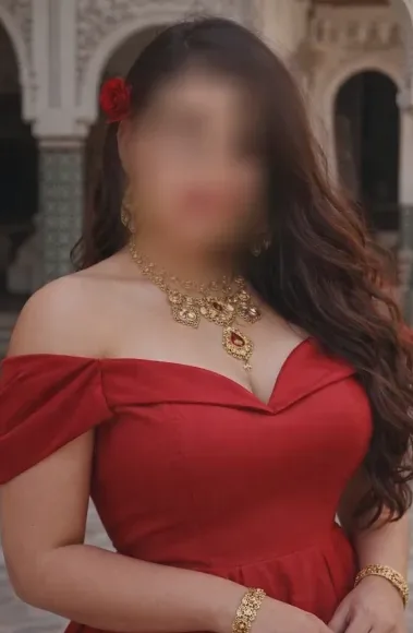 Nina, 29